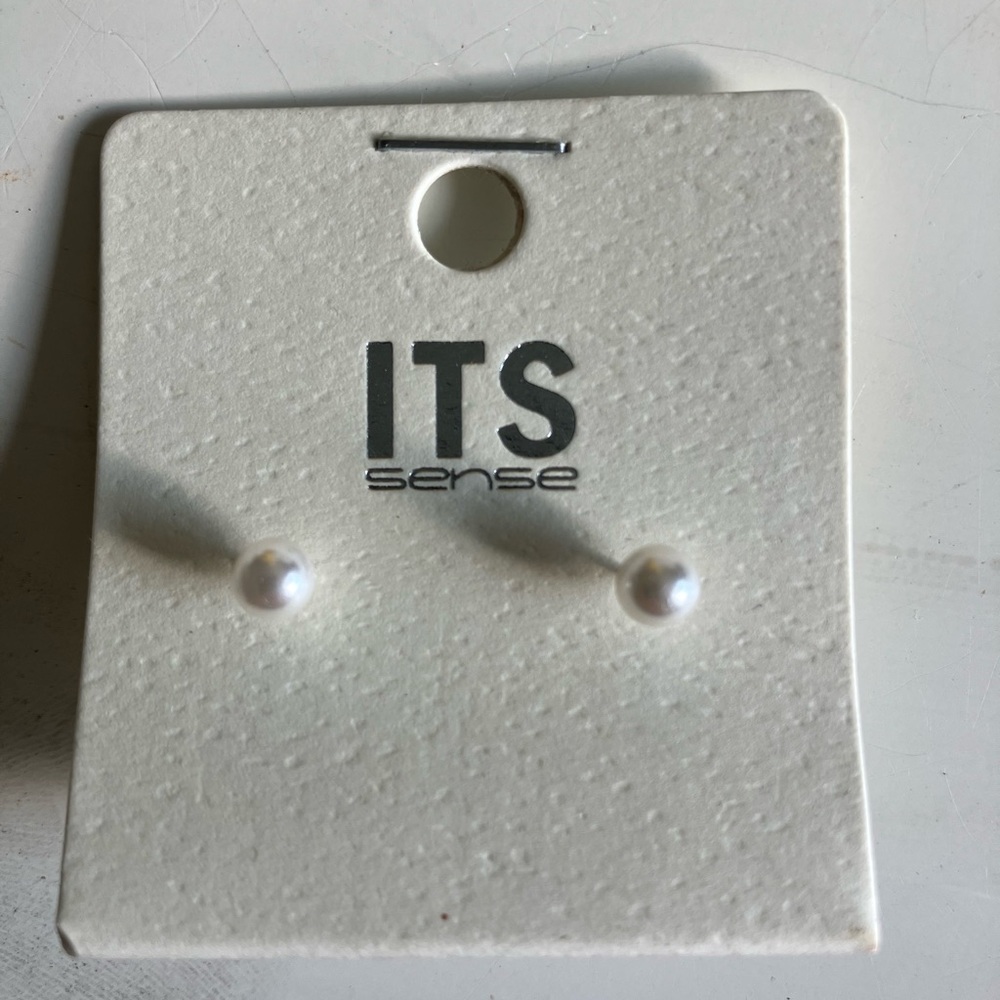 ITS Sense Pearl Stud Earrings